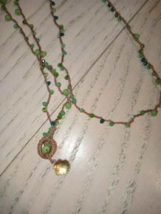 Collana con pietre verdi 