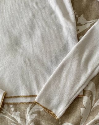 Camiseta blanca de cuello alto de Zara