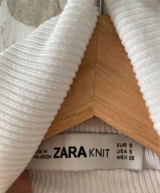 Camiseta blanca de cuello alto de Zara
