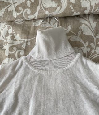 Camiseta blanca de cuello alto de Zara