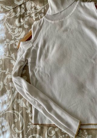 Camiseta blanca de cuello alto de Zara
