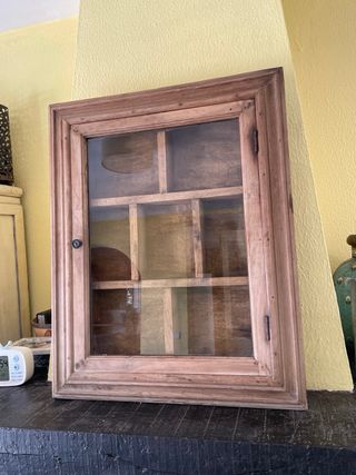 Mueble decoracion de madera, vitrina adornos.