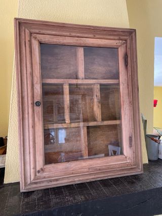 Mueble decoracion de madera, vitrina adornos.