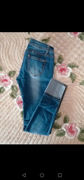 Jeans scuri con cerniera nella parte fin