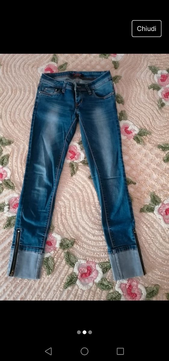 Jeans scuri con cerniera nella parte fin