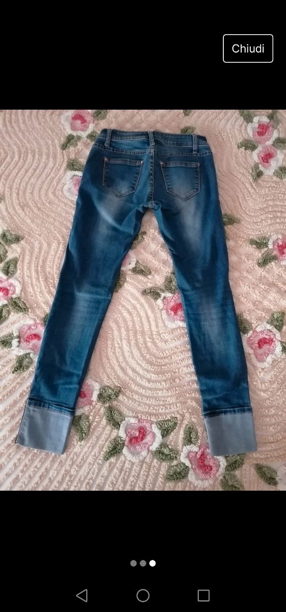 Jeans scuri con cerniera nella parte fin