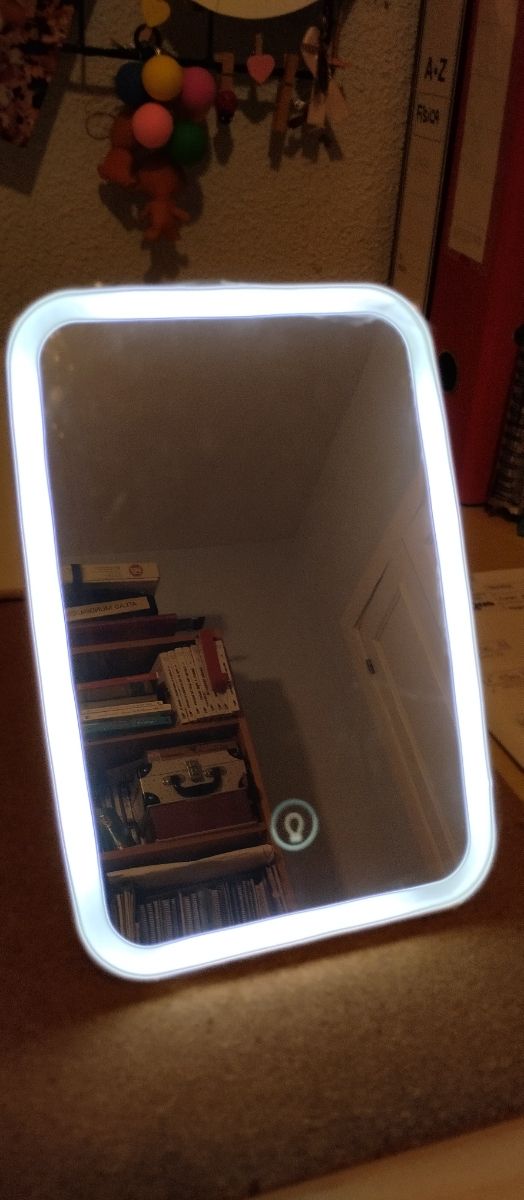 Specchio per il trucco con luce