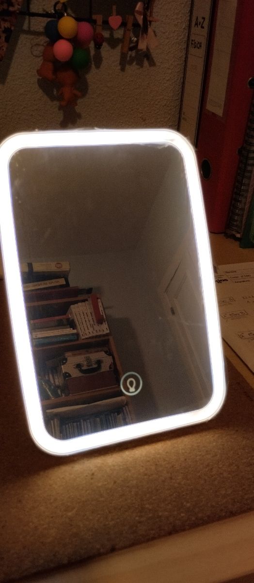 Specchio per il trucco con luce