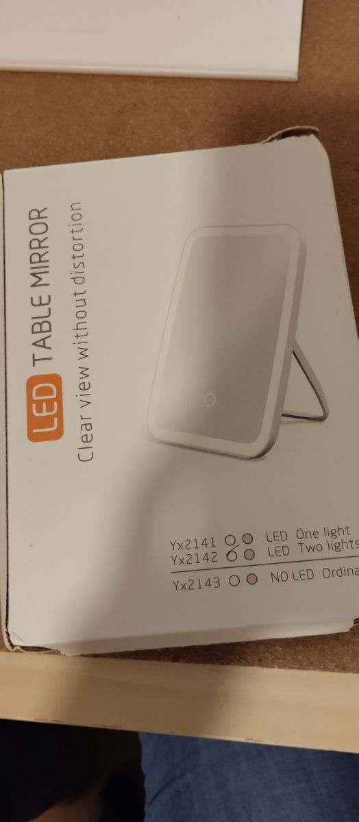 Specchio per il trucco con luce