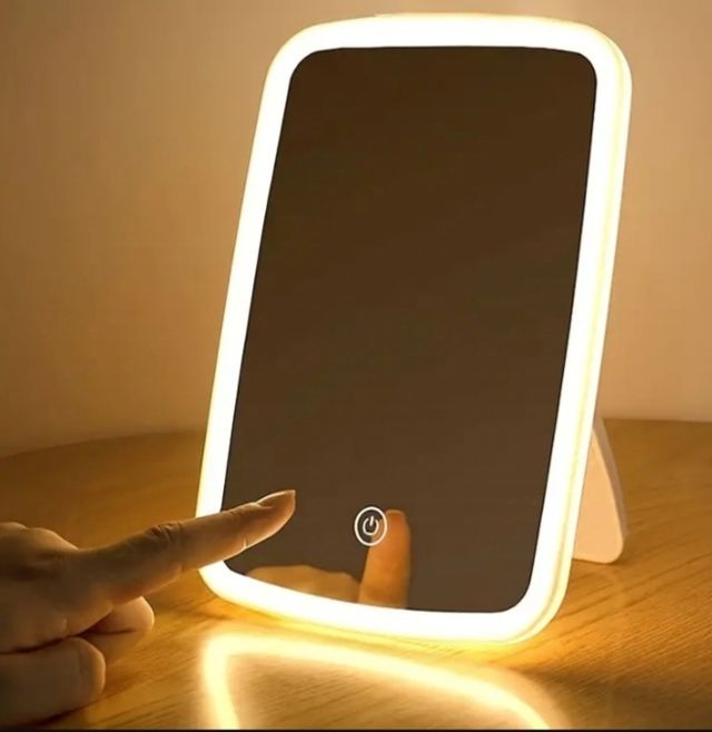 Specchio per il trucco con luce