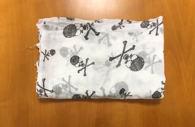 Sciarpa con stampa teschi