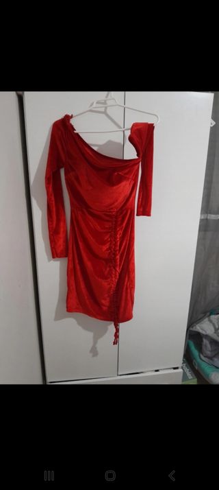 Vestido de tercipelo rojo de fiesta