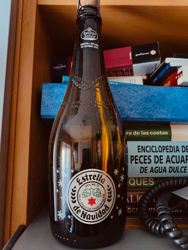 Botella vacía Estrella Galicia Navidad