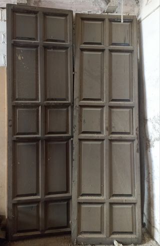 Puerta de madera de cuarterones.