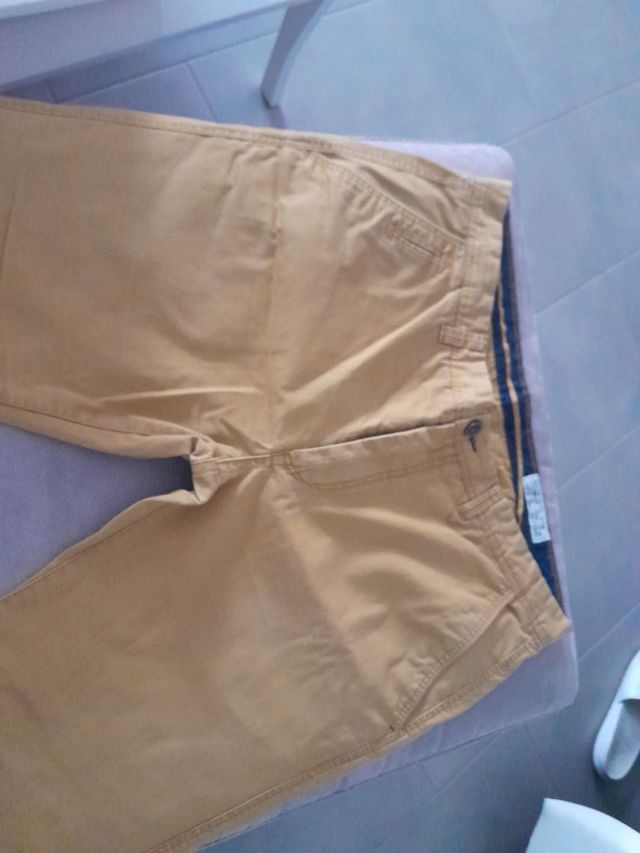 Pantalón chinos color mostaza hombre