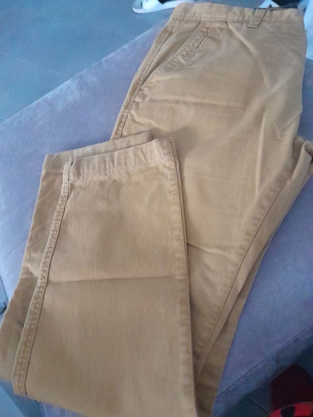 Pantalón chinos color mostaza hombre