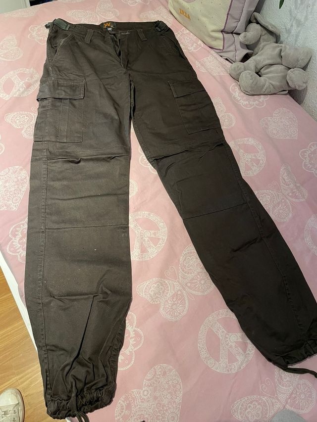 Pantalones multibolsillo verde oscuro.