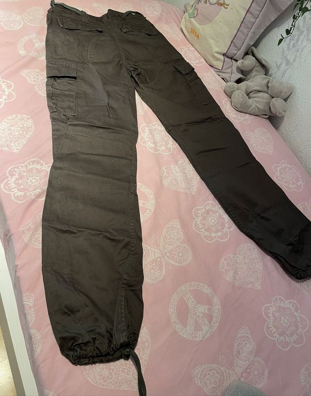 Pantalones multibolsillo verde oscuro.