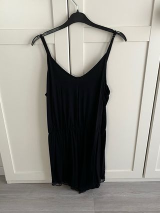 Mono negro de tirantes