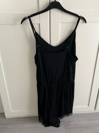Mono negro de tirantes