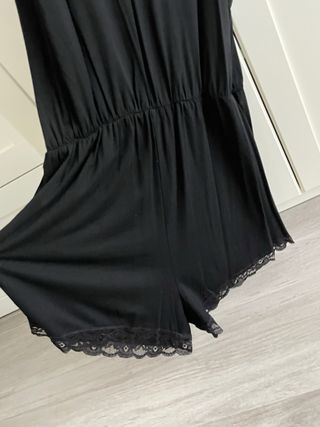 Mono negro de tirantes