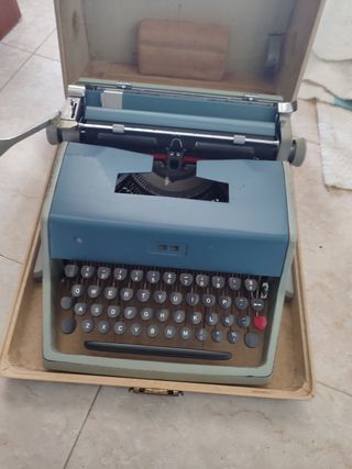 Maquina escribir olivetti antigua