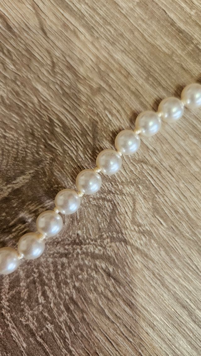 Collar de perlas blancas 