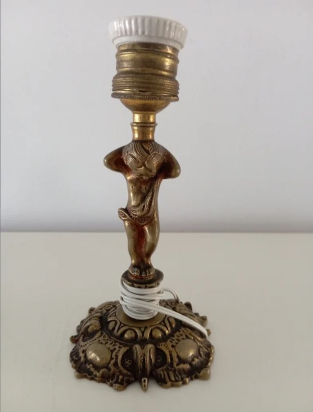 Lamparita de ángel sujetando vela