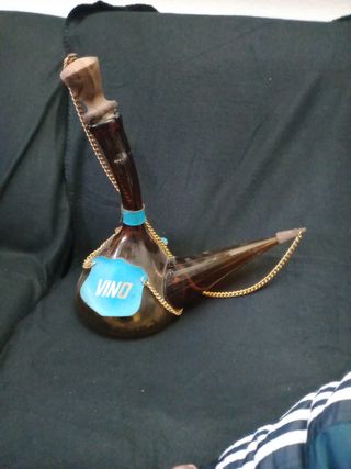 Antigua botella de vino y porron