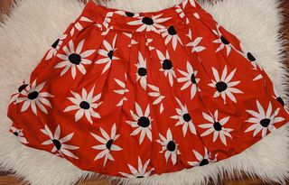 Falda flores roja