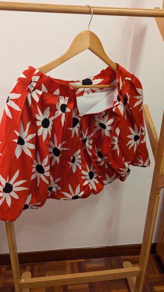 Falda flores roja