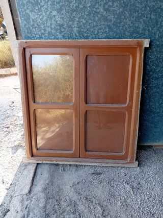 Ventanas de madera con contraventanas. 