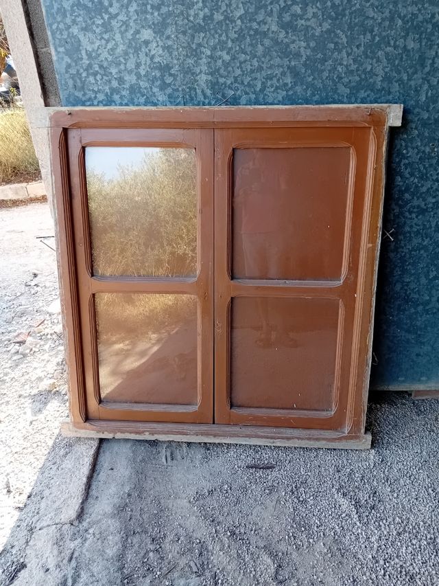 Ventanas de madera con contraventanas.