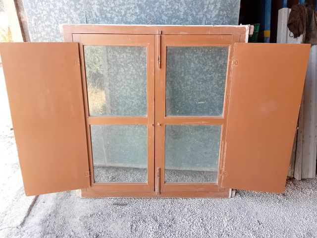 Ventanas de madera con contraventanas.