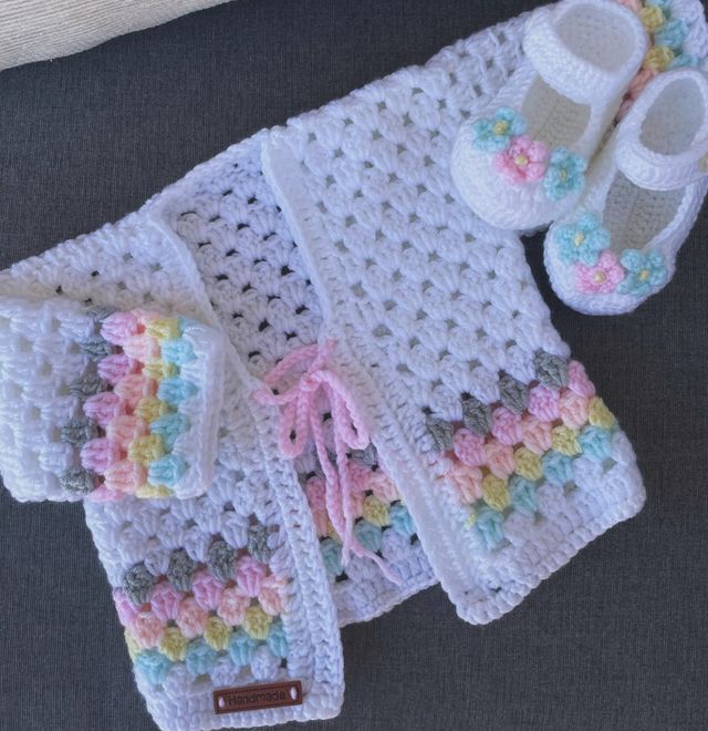 Conjunto chaqueta y patucos bebé 🍼