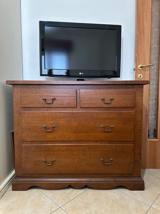 Cassettiera e due comodini artigianali