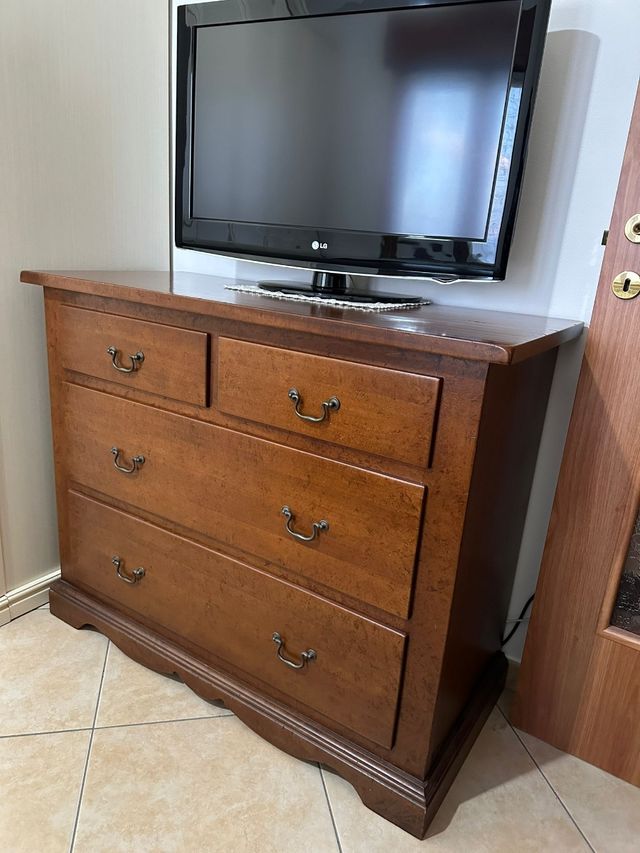 Cassettiera e due comodini artigianali