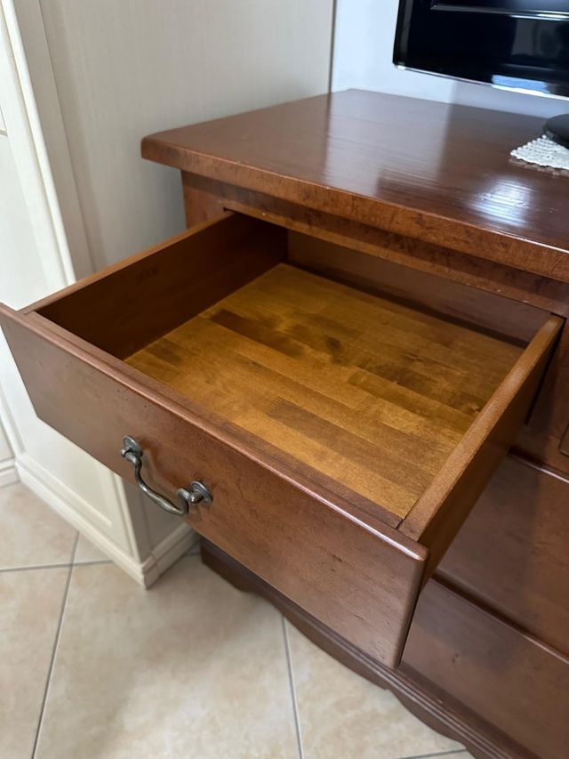 Cassettiera e due comodini artigianali