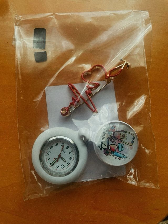 RELOJ + PIN ENFERMERA