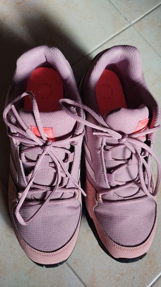 Botas de montaña  de marca Adidas, talla 37  1/2,