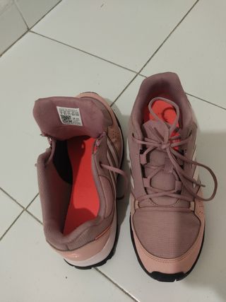 Botas de montaña  de marca Adidas, talla 37  1/2,