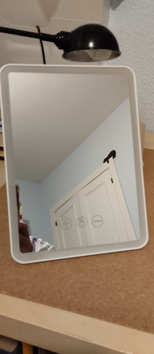 Specchio per il trucco con luce