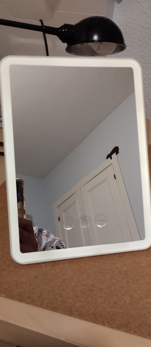 Specchio per il trucco con luce