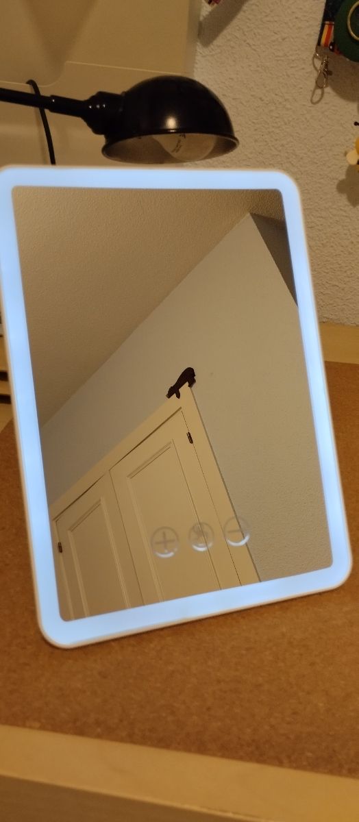 Specchio per il trucco con luce