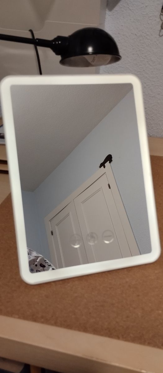 Specchio per il trucco con luce