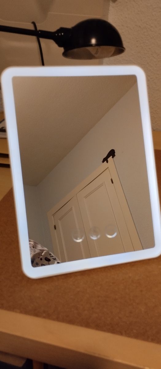 Specchio per il trucco con luce