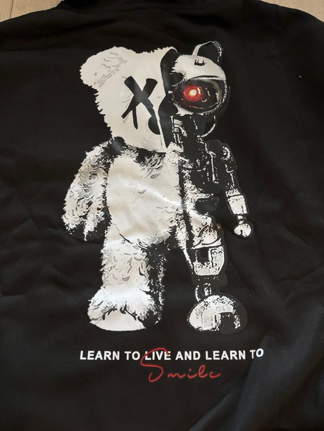 Sudadera negra con capucha