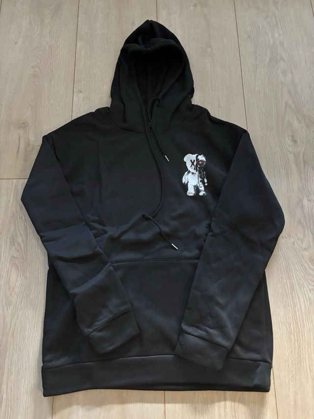 Sudadera negra con capucha