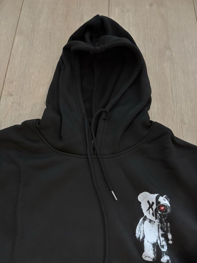 Sudadera negra con capucha