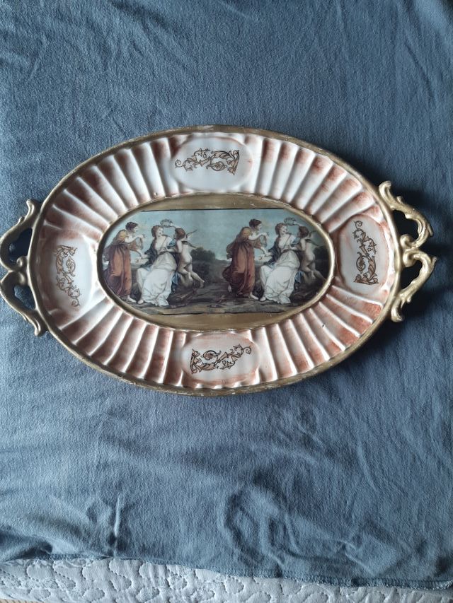 Piatto in porcellana di Capodimonte.